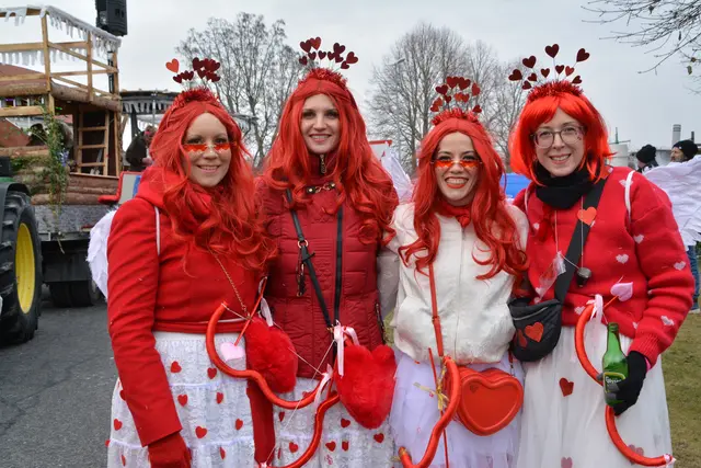 Die Amor- und Herzerl- Gruppe brachte mit Engerln, Herzen und verspielten Kostümen romantische Faschingsstimmung in den Ort. | Foto: Rosenberger Victoria/MeinBezirk