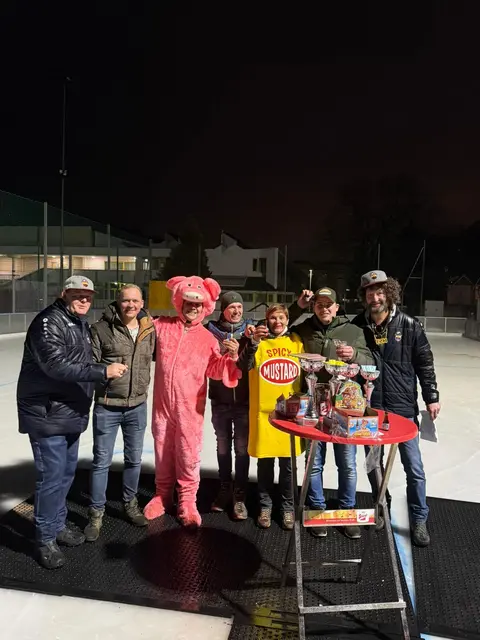 Das "legendäre Eisstock-Blattlschießen-Juxturnier" der SPG Innsbruck West, am Eislaufplatz beim Sportplatz Hötting West war neuerlich ein toller Erfolg.  | Foto: SPG Innsbruck West