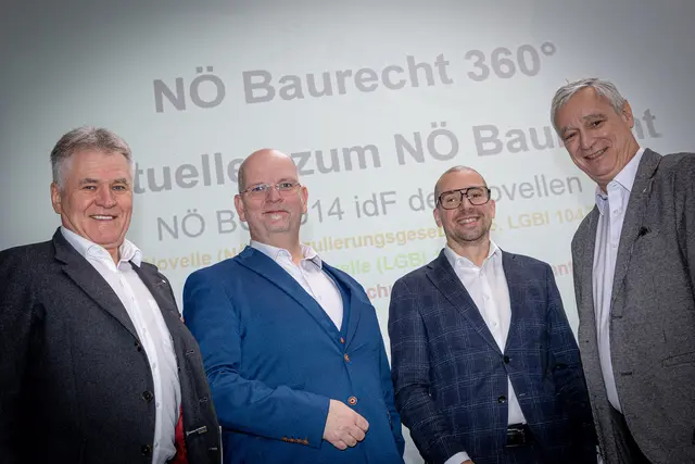 Bau-Bundesinnungsmeister Robert Jägersberger, die Vortragenden Uwe Reinsberger und Philipp Pallitsch und Günther Lehner, der Landesinnungsmeister Bau NÖ, bei den 38. NÖ Baustudientagen | Foto: Paul Plutsch