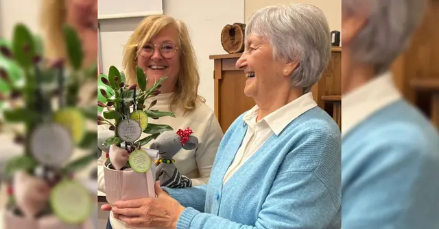 Magdalena Käferböck (r.) ist seit zehn Jahren für die Organisation der Vorlesestunden mit Stanislaus und Mio-Maus zuständig. | Foto: Pfarrbücherei Freistadt