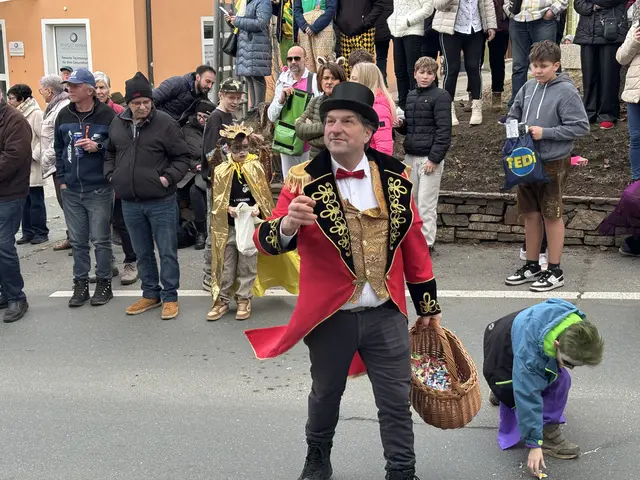 Bürgermeister Wolfgang Stefitz führte den Eberndorfer Faschingsumzug an. Zuckerl gab's für die Kinder. | Foto: MeinBezirk.at