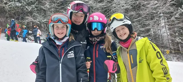 Ski Alpin Landesmeister: Sophie Kerschbaumer, Xenia Hofmacher, Fabia Hofmacher und Smilla Mayrhofer  | Foto: SMS Waidhofen