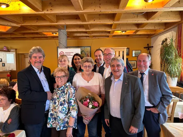 Von links Aaron Zimmerling, Elfriede Steiner, Brigitte Auer, Labg. Bettina Brandauer, Maria Scharnagl Labg. Roland Meisl, Bürgermeister Alexander Stangassinger, Landespräsident Wolfgang Höllbacher und Bezirksvorsitzender Max Stock. | Foto: PVÖ-OG