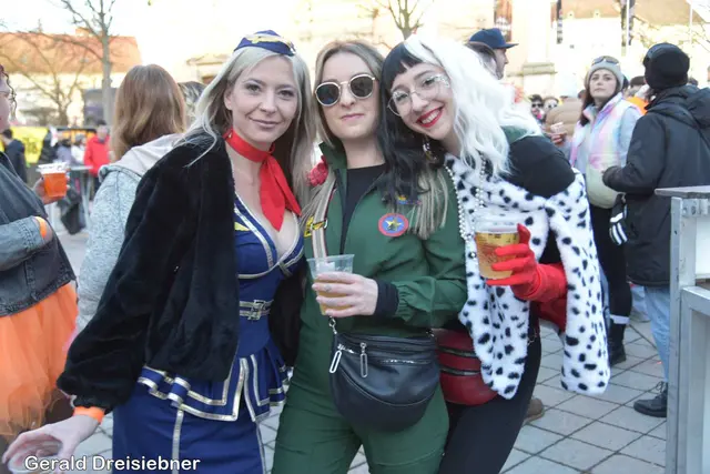Unterschiedliche Kostüme gab es zu sehen bei der Open Air Disco   | Foto: Gerald Dreisieber