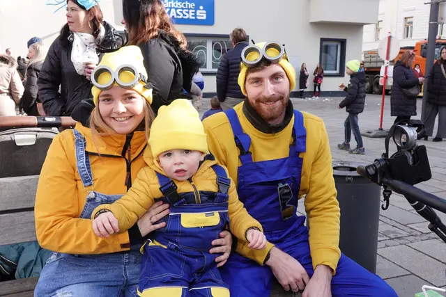 Diese kleine Minions-Familie genoss den Faschingsumzug in vollen Zügen. | Foto: MeinBezirk/Michael Blinzer