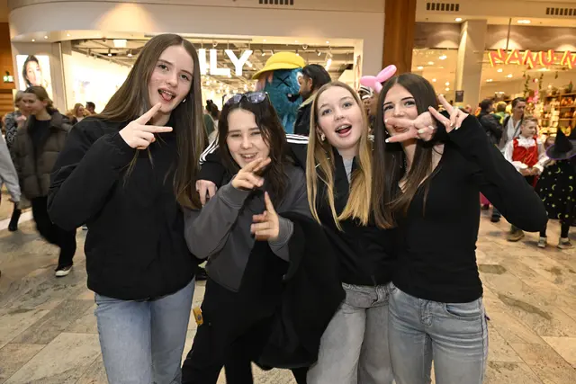 Lena, Emily, Anne und Lena sind Freundinnen