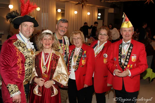 Gäste aus Herzogenburg: Herzogspaar-Manuel der Meisterkonditor und Ingrid die Erste vom Bankensektor mit Präsident der Duckhüttler Gilde Richard Breier, Ehrenpräsidentin und Bundeselferrätin Gerti Frühwirt, Annemarie Kowac und Gerhard "Alfi" Noe Bundeselferrat Stellvertr. Präsident des BÖF-NÖ

