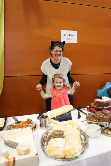 Irene und Lucy genossen das bunte Treiben und die fröhliche Stimmung am Kuchenstand. | Foto: Kendlbacher