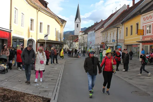 Der Umzug führt durch die Innenstadt. | Foto: MeinBezirk