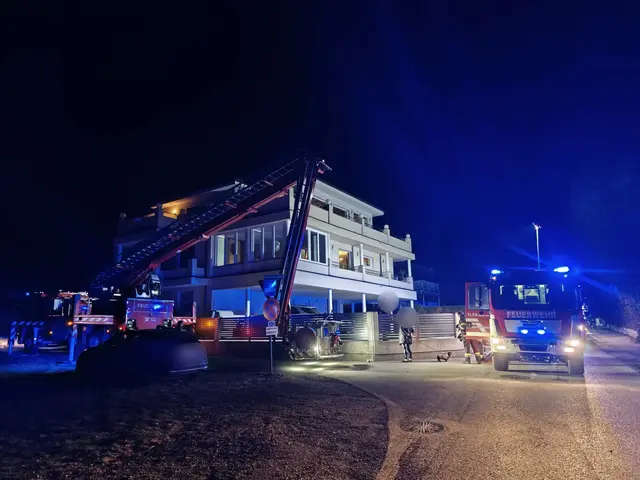 Eine Familie sei im 2. Obergeschoss vom Rauch eingeschlossen gewesen und habe nicht selbstständig flüchten können. | Foto: FF Velden am Wörthersee