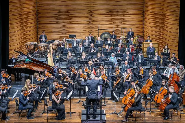 MUK.mittendrin: Mitglieder des Blinden- und Sehbehindertenverbandes Österreich (BSVÖ) erleben ein Konzert des MUK.sinfonieorchesters unter Leitung von Andreas Stoehr. | Foto: Foto © Simlinger/MUK