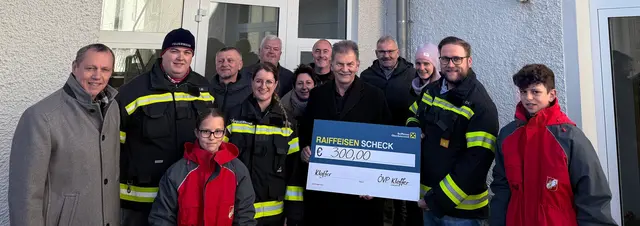 Bürgermeister Franz Wagner und ÖVP-Ortsparteiobmann Horst Altendorfer überbrachten 2024 eine Spende an die Feuerwehr. Die Jugend war ihm als Bürgermeister immer wichtig.  | Foto: ÖVP Klaffer