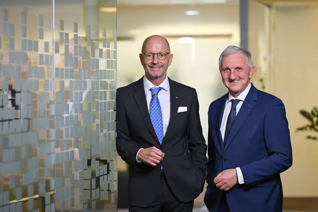 Wolfgang Mandl (Vorstandsvorsitzender Volksbank Kärnten eG) und Alfred Holzer (Vorstand Volksbank Kärnten eG). | Foto: Helge Bauer