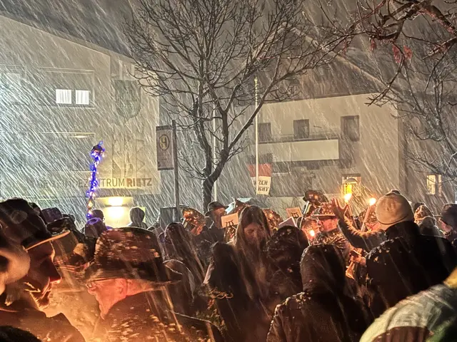 Im dichten Schneetreiben und mit den Klängen der Musikkapelle wurde die Fasnachtsfahne eingeholt.