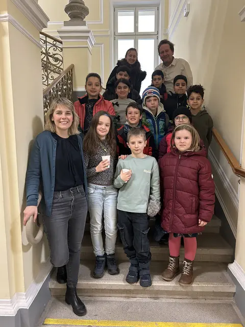 Bezirksvorsteherin Stefanie Lamp (SPÖ, l.) freut sich über das Kinder- und Jugendparlament  | Foto: VS Julius Meinl Gasse