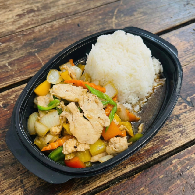 „Basilikum Wok“ ist ein klassiker der thailändischen Küche. | Foto: Siriwan Freinberger