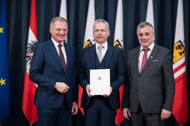 Direktor Hofrat Mag. Nikolaus Stelzer (Mitte) bei der feierlichen Verleihung des Dekrets durch Landeshauptmann Mag. Thomas Stelzer im Steinernen Saal des Linzer Landhauses; rechts im Bild BD HR Mag. Dr. Alfred Klampfer, B. A. | Foto: Land Oberösterreich