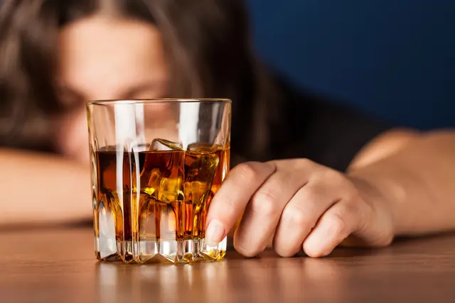 Alkohol wird in Österreich offenbar häufig eingesetzt, um psychische Belastungen – insbesondere depressive Verstimmungen – zu dämpfen. (Symbolbild) | Foto: Smarterpix/billiondigital