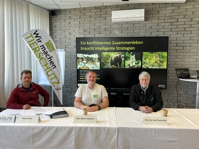 Paul Ulrich, Martin Balluch und Kurt Kotrschal luden zum Gespräch über den Wolf in Kärnten. | Foto: MeinBezirk/Evelyn Wanz
