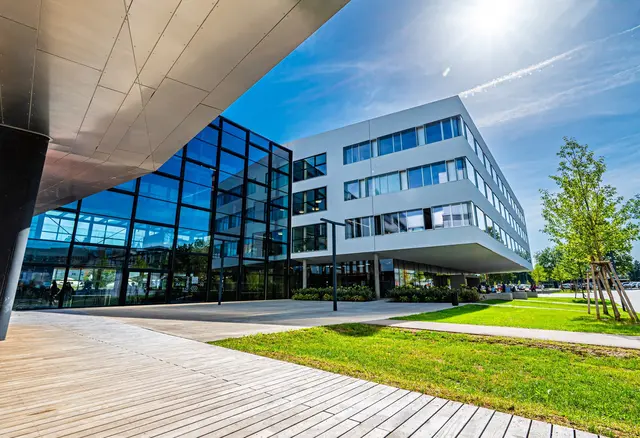 2007 wurde der Neubau der FH St. Pölten eröffnet. Der Campus mit Zubau ist seit 2021 der neue, gemeinsame Standort der Fachhochschule St. Pölten und der 2018 gegründeten Bertha von Suttner Privatuniversität. | Foto: Arman Kalteis