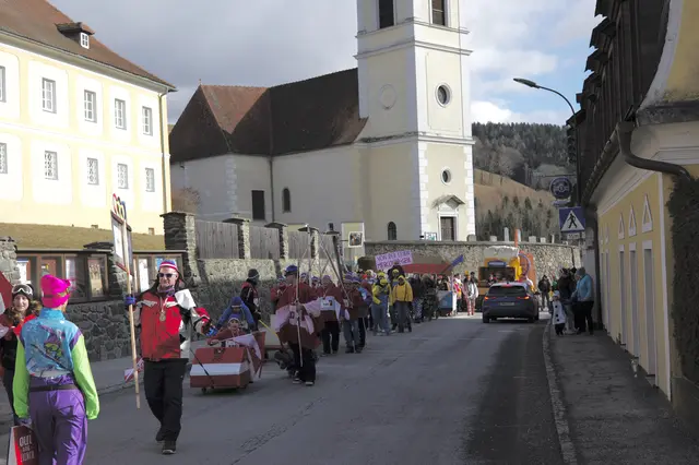 Bedauerlich: eine Autofahrerin fuhr trotz Faschingstross auf der Straße flott die Hauptstraße weiter. Irgendwann musste sie aber bremsen. | Foto: Santrucek