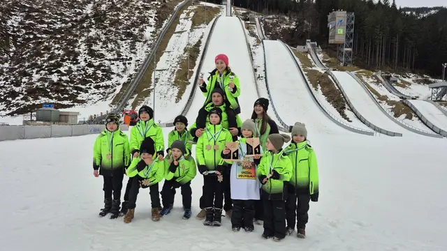 Die erfolgreichen jungen Sportlerinnen und Sportler vom ESV Nordic Team Mürzzuschlag.  | Foto: ESV Nordic Team Mürzzuschlag
