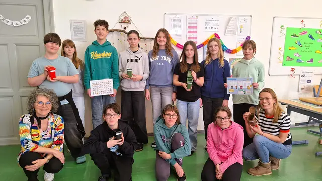 Von links: Abfallberaterin Silvia Thor mit den Schülerinnen und Schülern der dritten Klasse Fach "Haushalt und Ernährung" mit Klassenlehrerin Christina Gindler | Foto: GV Gmünd