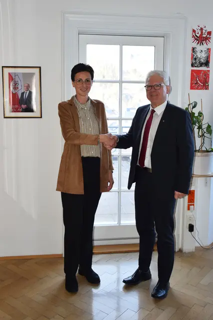 BH Siegmund Geiger wünscht Dagmar Auderer alles Gute für die kommenden Aufgaben. | Foto: Land Tirol