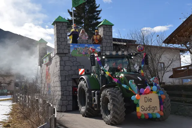 Gewaltige Bauwerke rollen durch das Dorf - großes Kompliment an alle, die diese Ungetüme sicher pilotieren! | Foto: Hassl/Kastl