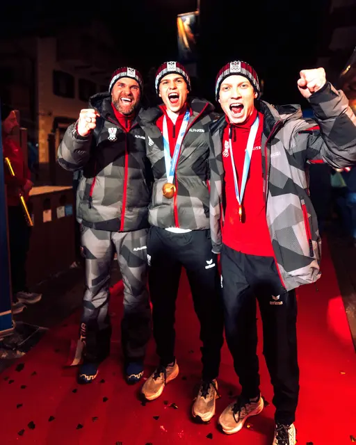 Andi Widhölzl (li.) jubelte mit seinen Gold-Jungs. | Foto: ÖOC/JFK