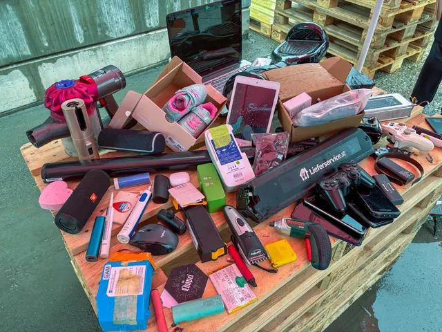 Mit einem Medientermin der anderen Art zeigten Experten, wie brandgefährlich die falsche Entsorgung von Geräten mit Lithium-Batterien sein könnten.  | Foto: Andreas Pölzl/MeinBezirk