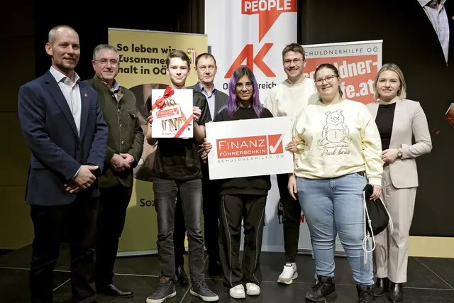Die Absolventinnen und Absolventen von Fokus Mensch bekamen ihre Zertifikate am 10. Februar überreicht. | Foto: Land OÖ/Kauder Daniel