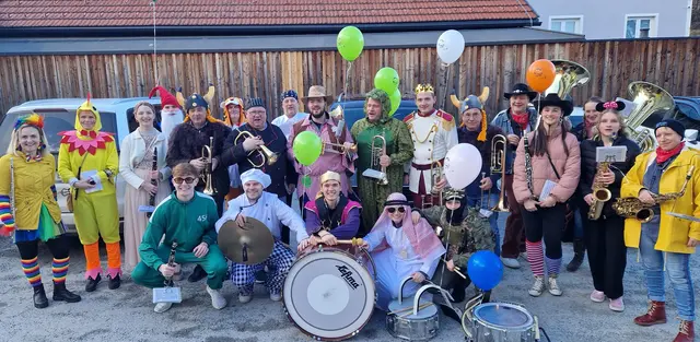 Die Markt Musikkapelle Bad Schwanberg natürlich allesamt im Faschingskostüm | Foto: Günther Koch