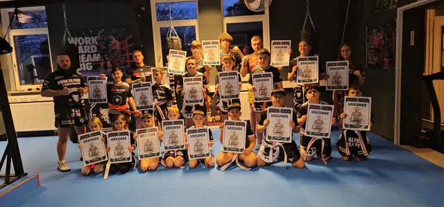 Kinder ab sieben Jahren bis hin zu den Erwachsenen erhielten einen der Gürtel, von Weiß-Rot bis Orange-Grün.  | Foto: Born To Fight Academy Braunau
