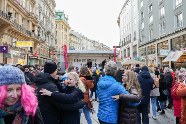 Innerhalb kurzer Zeit verwandelte sich die belebte Einkaufsmeile im Herzen der Stadt in ein kunterbuntes Spektakel. | Foto: Sade Jerabek/MeinBezirk
