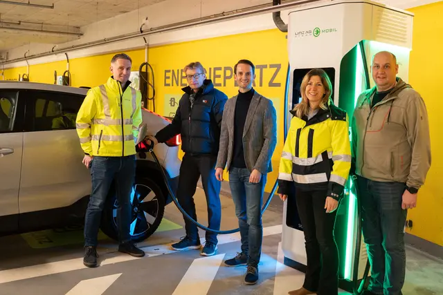 Patrick Tscholl und Christian Lechner von der Linz AG, Center-Manager Christoph Vormair, Anna Pixner (Linz AG) und Josef Leherbauer (Leiter Center-Technik Weberzeile) nehmen die neuen Schnellladestationen in Betrieb. | Foto: Weberzeile