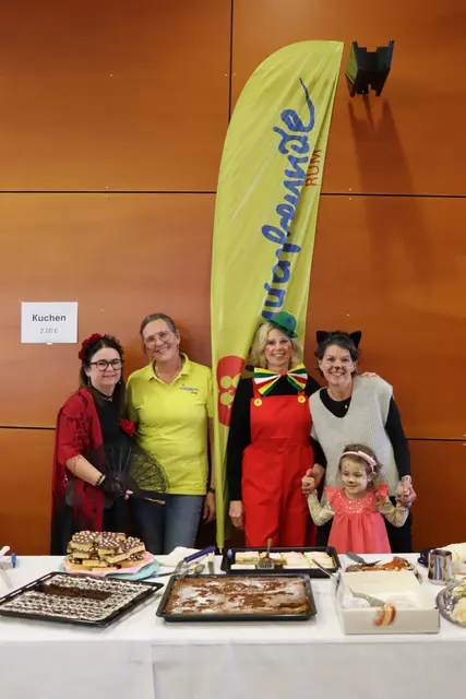 Vizebürgermeisterin Sabine Hölbling, Kinderfreunde-Obfrau Claudia Hazibar sowie Angelika, Irene und Lucy verwöhnten die Gäste mit einer großen Auswahl an köstlichen Kuchenvariationen. | Foto: Kendlbacher