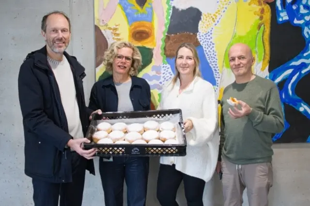 v.l.: David Mölk (Mitglied der MPREIS-Geschäftsführung) mit Primarärztin Kathrin Sevecke, Oberärztin Jessica Egger und Stationsleiter Markus Assman von der Kinder- und Jugendpsychiatrie Hall bei der Übergabe der Faschingskrapfen. | Foto: Foto: Mpreis