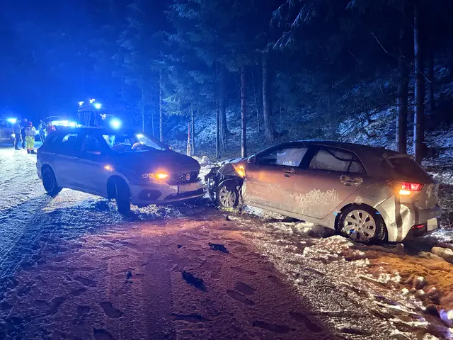 Gleich drei Verkehrsunfälle mit Verletzten ereigneten sich am Dienstag in Innsbruck, Kirchberg in Tirol und Breitenbach am Inn – teils kam es zu Totalsperren und erheblichen Verkehrsbehinderungen. Im Bild der Unfall in Breitenbach. | Foto: zoom.tirol