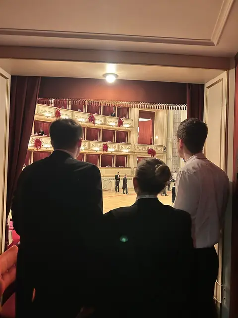 Drei Vertreter der Tourismusschulen Bad Ischl mit Blick auf den Ballsaal in Wien. | Foto: TS-Bad Ischl