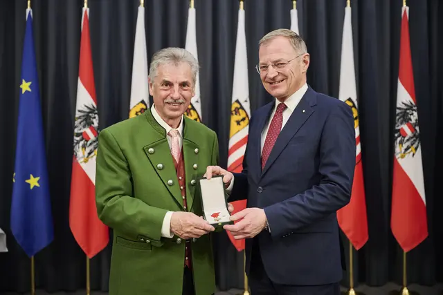 Martin Friedl (l.), Ehrenbürger und ehemaliger Ortschef von Vichtenstein, erhielt von Landeshauptmann Thomas Stelzer das Goldene Verdienstzeichen des Landes Oberösterreich überreicht. | Foto: Gemeinde Vichtenstein