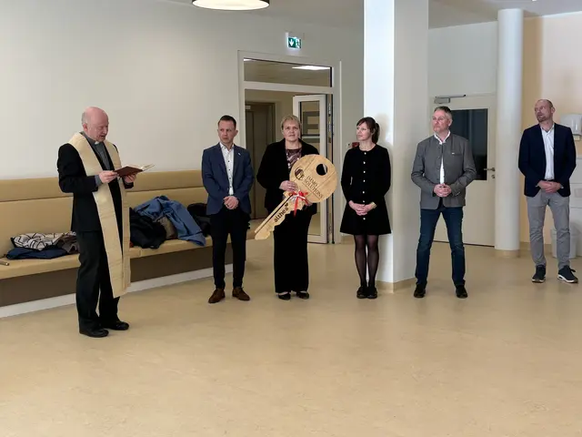 Pfarrer Herbert Kernstock bei der Segnung der neuen Räumlichkeiten. | Foto: MeinBezirk/Angelika Kern
