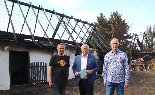 Nach dem Brand beginnt der Neubeginn: Bürgermeister Andreas Grandits (Mitte), Verschönerungsvereinsobmann Valentin Grandits (links) und dessen Stellvertreter Franz Kirisits.  | Foto: Martin Wurglits