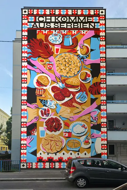 "Ich komme aus Serbien" heißt dieses Wandbild von Aliz Buzas. Ćevapi kann man darauf genauso erkennen wie "Plazma"-Kekse, die in Serbien sehr beliebt sind. | Foto: Aliz Buzas