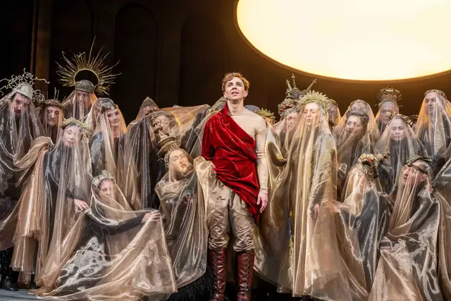 Tobias Hechler als Orfeo gemeinsam mit Tanzensemble, Chor und Extrachor. | Foto: KhFessl_low