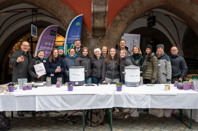 Das Benefizsuppenessen vor dem Innsbrucker Stadtturm läutet traditionell die Fastenzeit ein und setzt dieses Jahr ein starkes Zeichen für Teilhabe und Frauenrechte. | Foto: Sigl/dibk