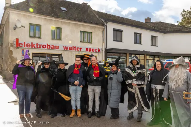 Gruppe des Roten Kreuzes Schwechat als Zauberer mit Bezirksstellenobmann Michael Kirschka (2. von rechts) | Foto: cine-motion.at / R. Ivanek