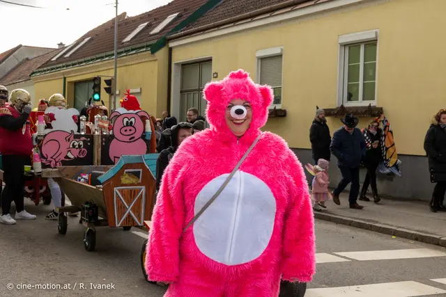 So ein rosa Bär hat es auch in sich. | Foto: cine-motion.at / R. Ivanek