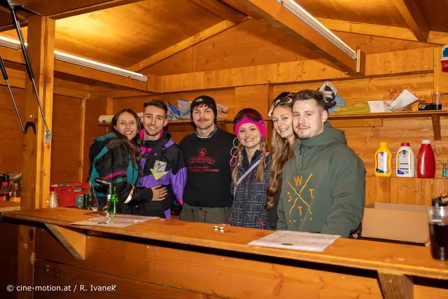 Das Jugenteam von AXENT versorgte die Gäste mit Getränken und Schnitzel- sowie Fleischleibchensemmeln. | Foto: cine-motion.at / R. Ivanek