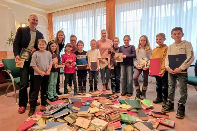 Bgm. Michael Strasser, Sabine Strasser, VOL Sophi Tisch, mit Kindern der 3. Klasse Volksschule | Foto: Gemeinde Weinburg